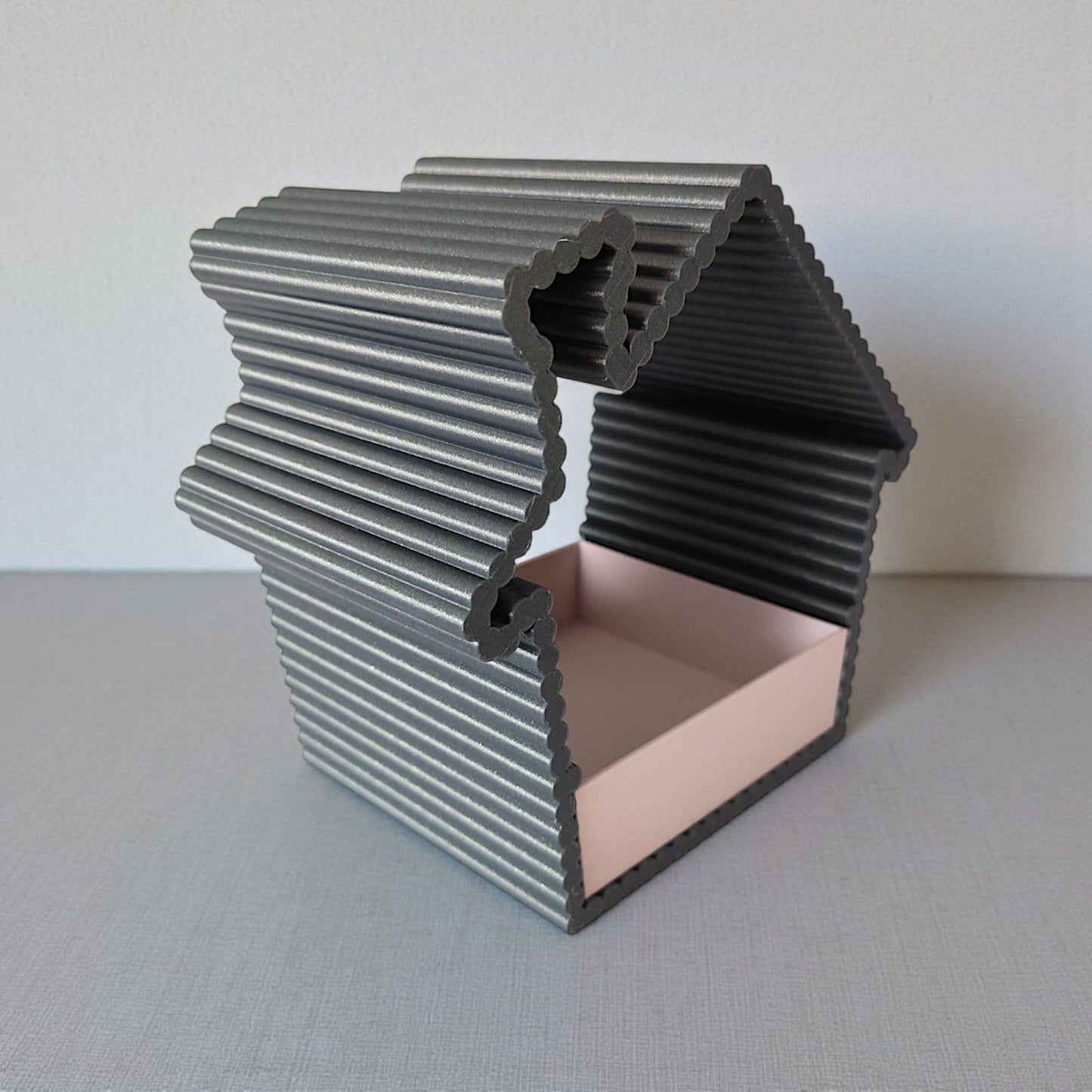 Rillet fuglefoderhus med udtagelig foderskuffe