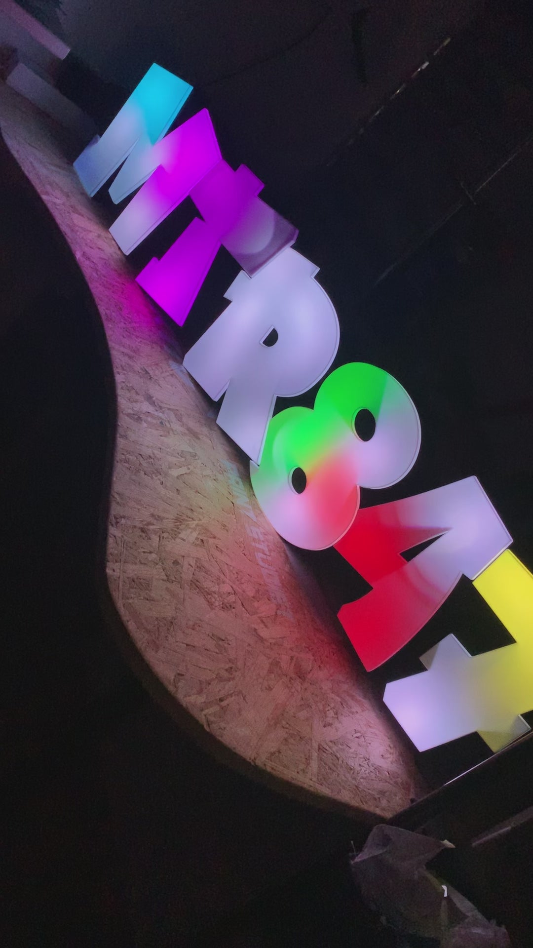 Personligt LED Skilt - Navneskilt, Logo, Tekst